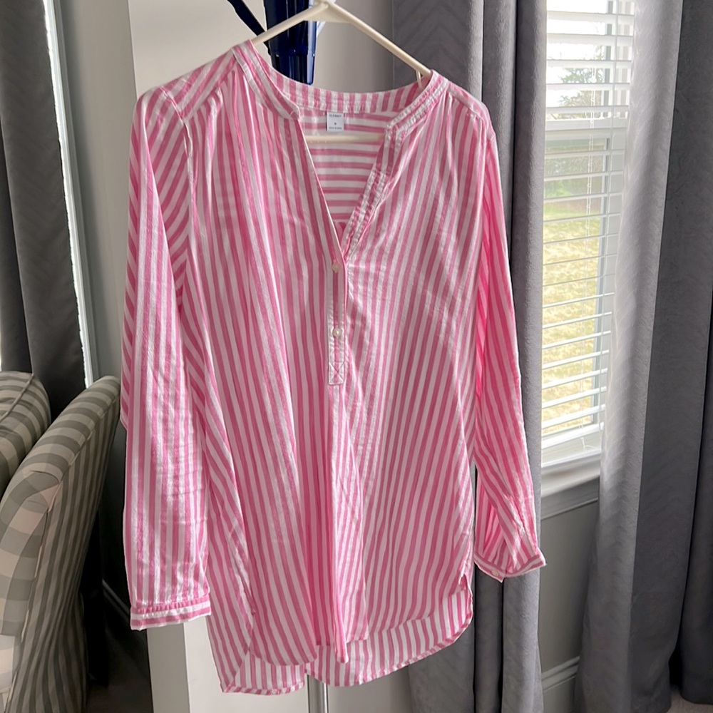 ⭐️4/$20-Old navy pink and white stripe shirt